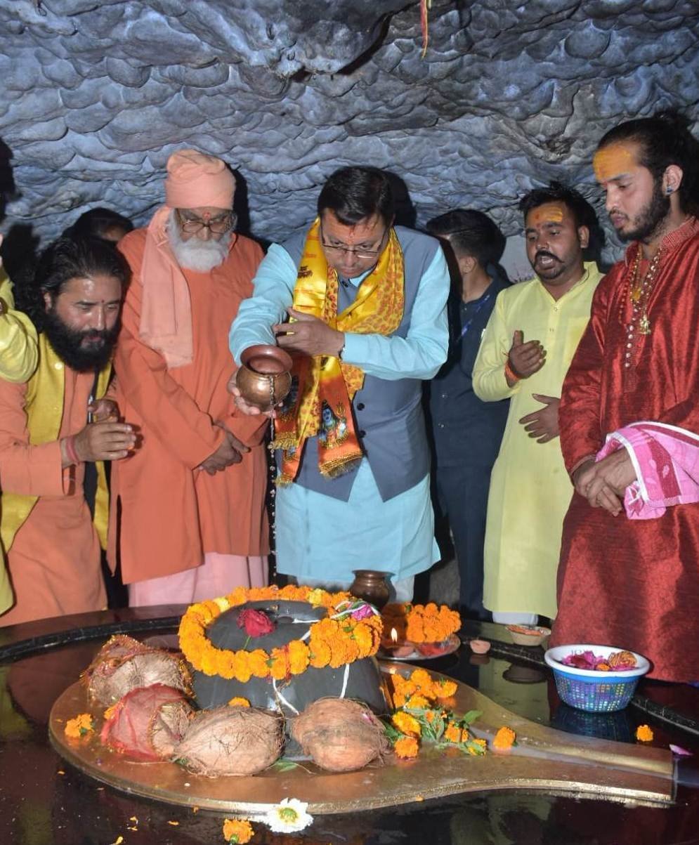 सीएम धामी ने की टपकेश्वर महादेव मंदिर में पूजा-अर्चना