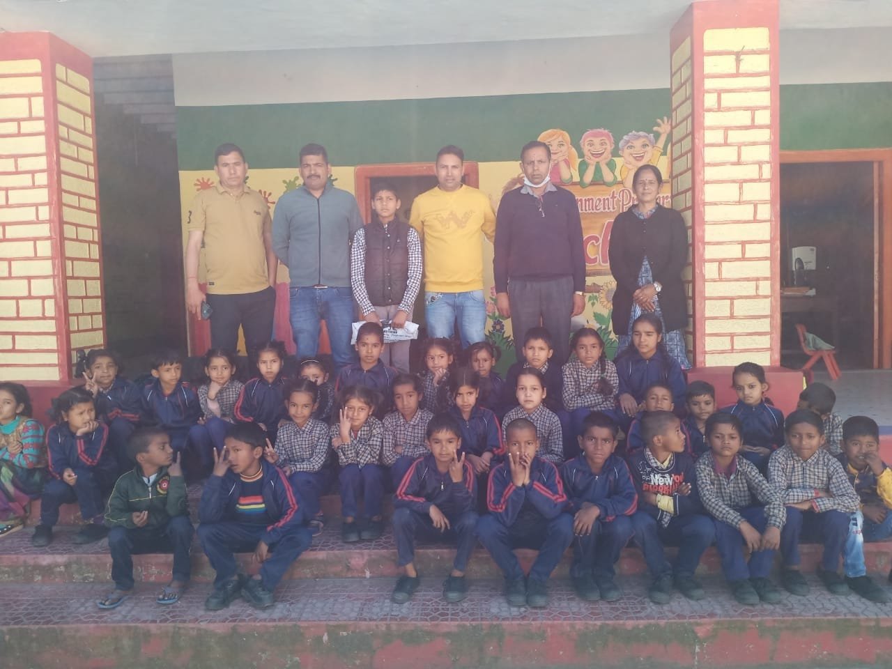 अल्मोड़ा पुलिस: “भिक्षा नही शिक्षा दें” अभियान के तहत आज 08 बच्चों का कराया स्कूल में एडमिशन