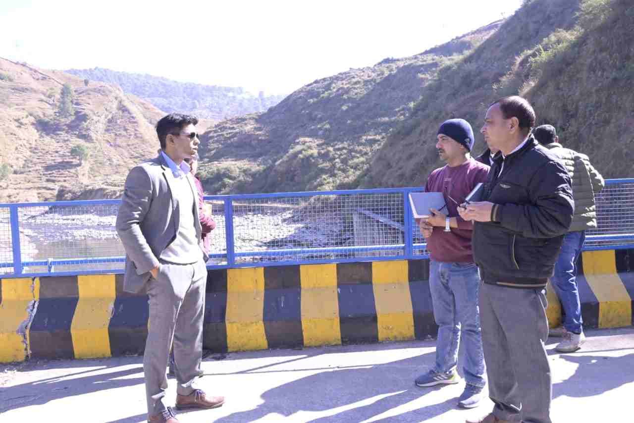 पर्यटन संभावनाओं को लेकर जिलाधिकारी अंशुल सिंह ने कोसी बैराज का किया स्थलीय निरीक्षण