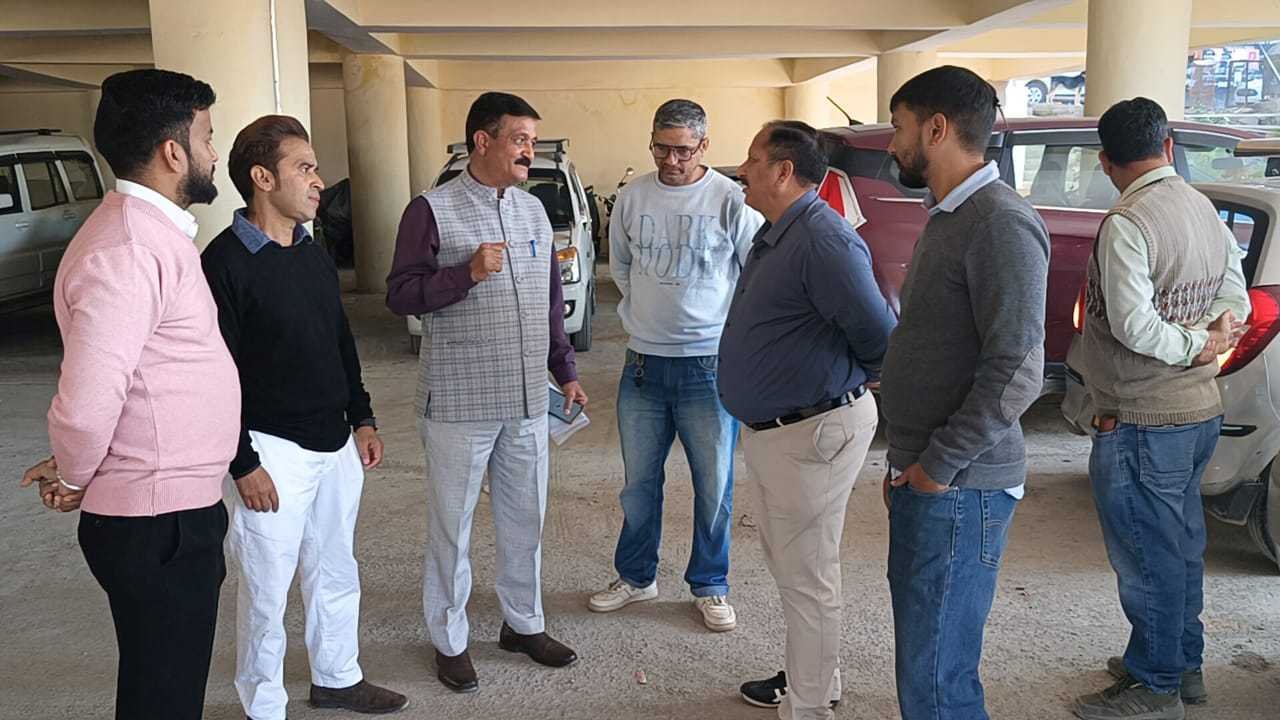 जिलाधिकारी ने लिया पार्किंग निर्माण की खामियों पर संज्ञान, शीघ्र सुधारने के निर्देश दिए