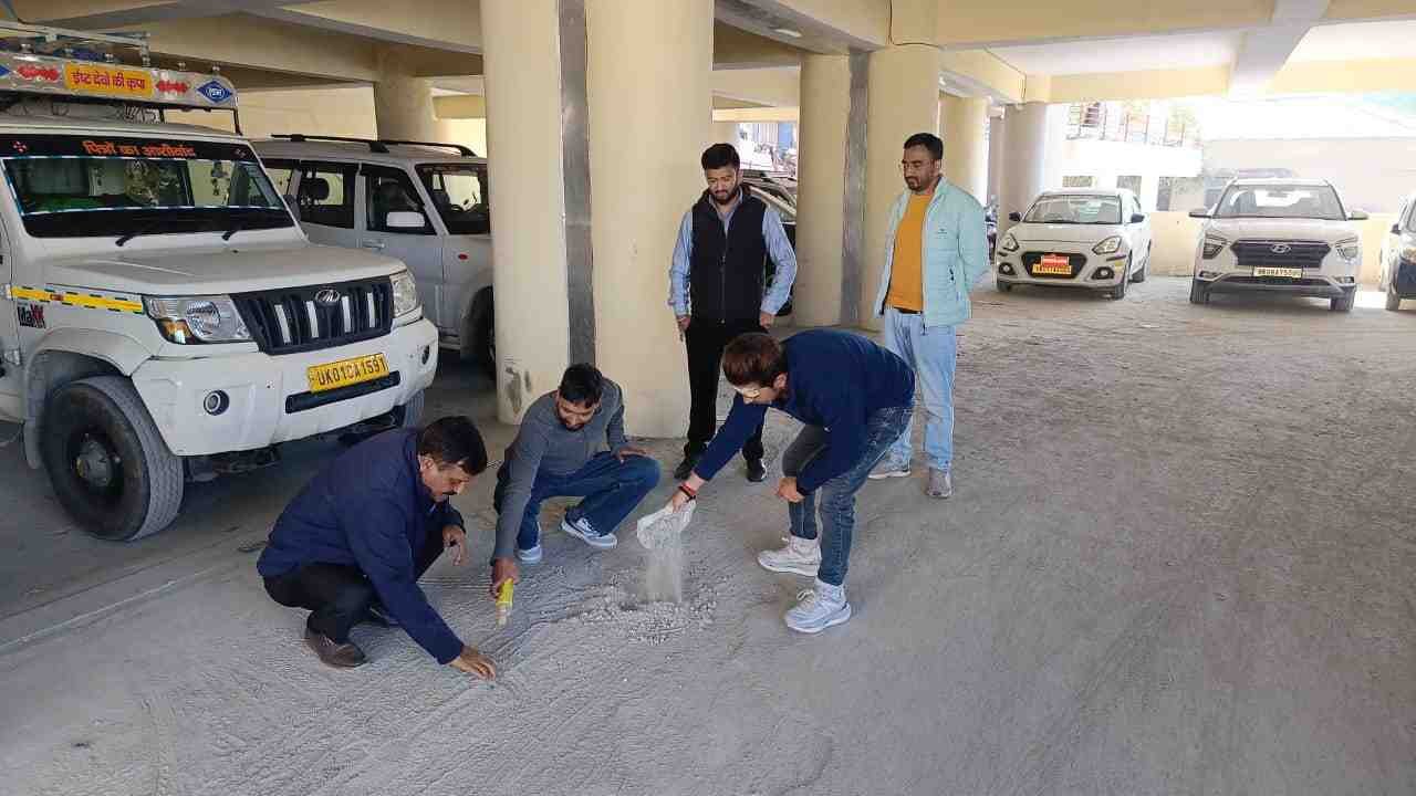 भाजपा पार्षदों ने किया पार्किंग का निरीक्षण, निर्माण की गुणवत्ता पर उठाए सवाल