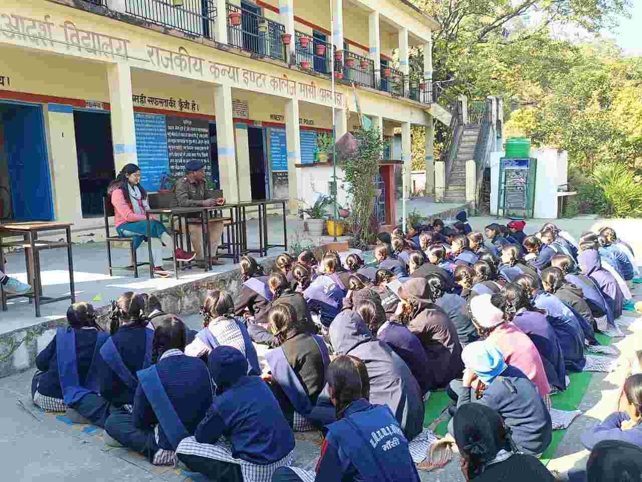 कोतवाली चौखुटिया ने छात्राओं को दी साइबर सुरक्षा और कानून की जानकारी
